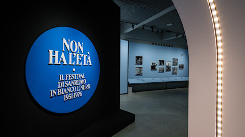 Oluce partecipa con l’iconica Spider di Joe Colombo alla mostra “Non ha l’età. Il festival di Sanremo in bianco e nero 1951-1976”